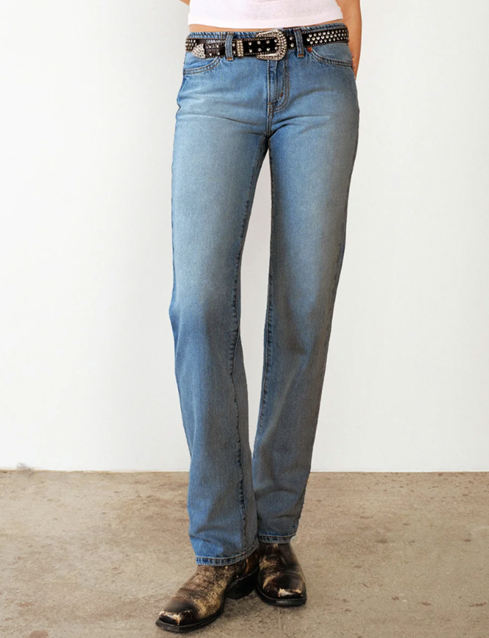 The Sanasa Jean, Media Noche